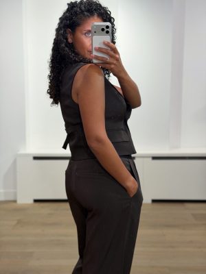 Co’Couture AliniCC Wrap Vest 500082 in Dark Brown, donkerbruin getailleerd dames gilet met reverskraag en wrap-effect.