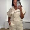Co’Couture CalinCC Vest 500116 in Creme, ecru dames gilet met visgraatstructuur, hoge kraag, asymmetrische ritssluiting en getailleerd silhouet.