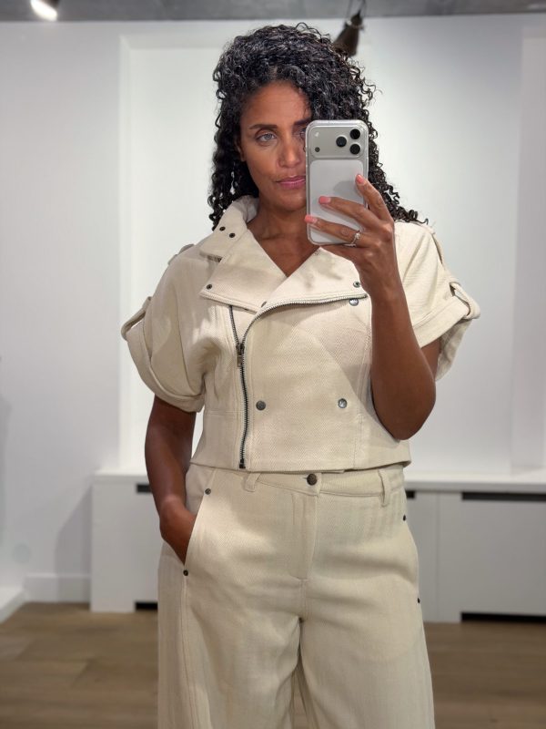 Co’Couture CalinCC Vest 500116 in Creme, ecru dames gilet met visgraatstructuur, hoge kraag, asymmetrische ritssluiting en getailleerd silhouet.
