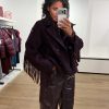 Dante6 Haven Fringe Coat 263100-7476 in Dark Plum, losvallende damesjas van wolmix met dubbele knoopsluiting en franjes langs mouwen en achterzijde.