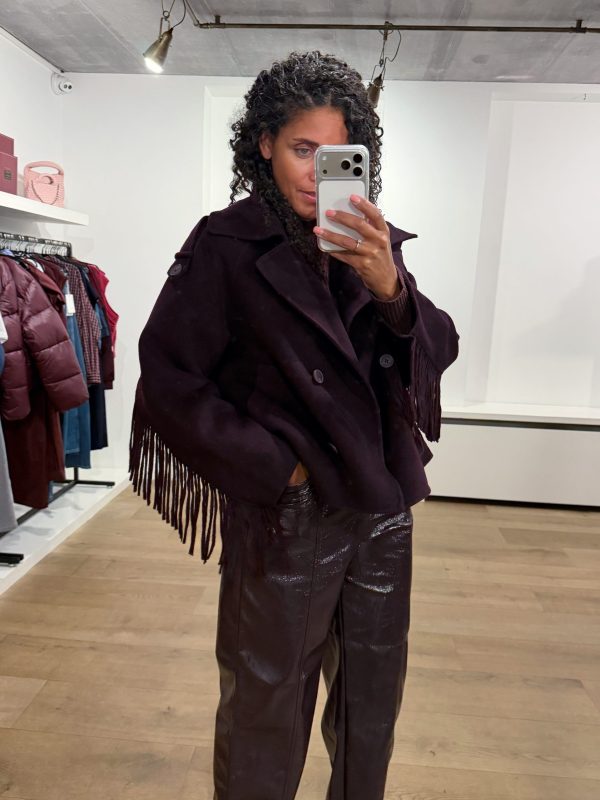Dante6 Haven Fringe Coat 263100-7476 in Dark Plum, losvallende damesjas van wolmix met dubbele knoopsluiting en franjes langs mouwen en achterzijde.