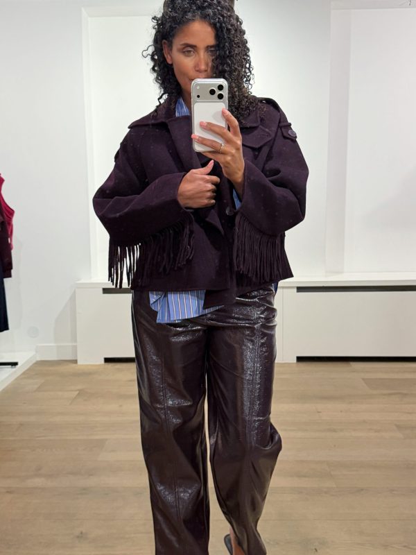 Dante6 Haven Fringe Coat 263100-7476 in Dark Plum, losvallende damesjas van wolmix met dubbele knoopsluiting en franjes langs mouwen en achterzijde.
