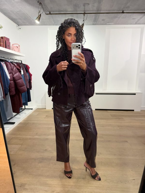 Dante6 Haven Fringe Coat 263100-7476 in Dark Plum, losvallende damesjas van wolmix met dubbele knoopsluiting en franjes langs mouwen en achterzijde.