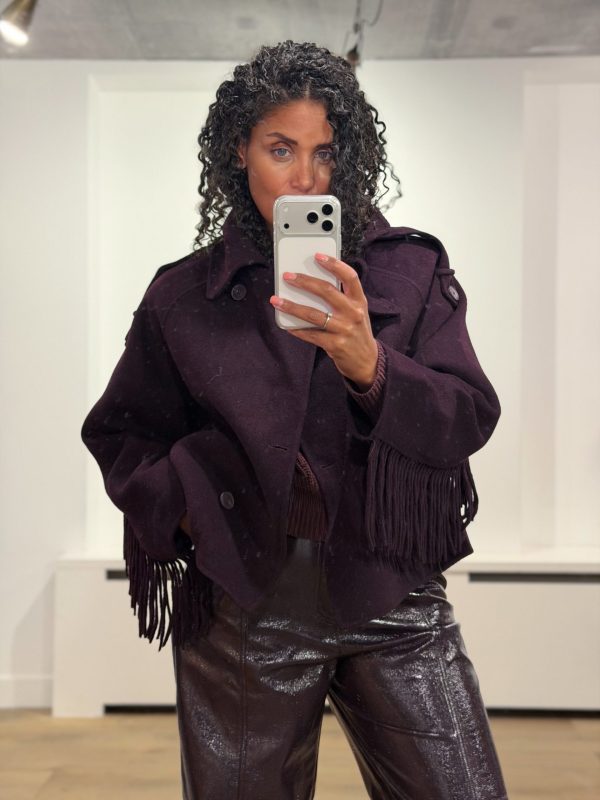 Dante6 Haven Fringe Coat 263100-7476 in Dark Plum, losvallende damesjas van wolmix met dubbele knoopsluiting en franjes langs mouwen en achterzijde.