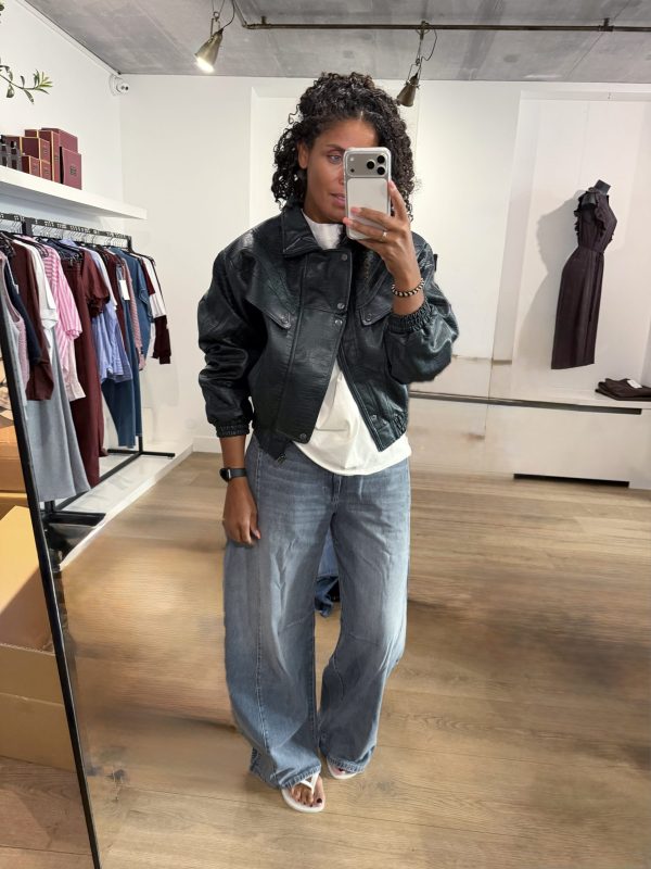 Homage Crocodile Bomber Jacket in Dark Forest Green, oversized donkergroene dames bomber van imitatieleer met croco reliëf en hoge kraag.