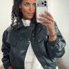 Homage Crocodile Bomber Jacket in Dark Forest Green, oversized donkergroene dames bomber van imitatieleer met croco reliëf en hoge kraag.