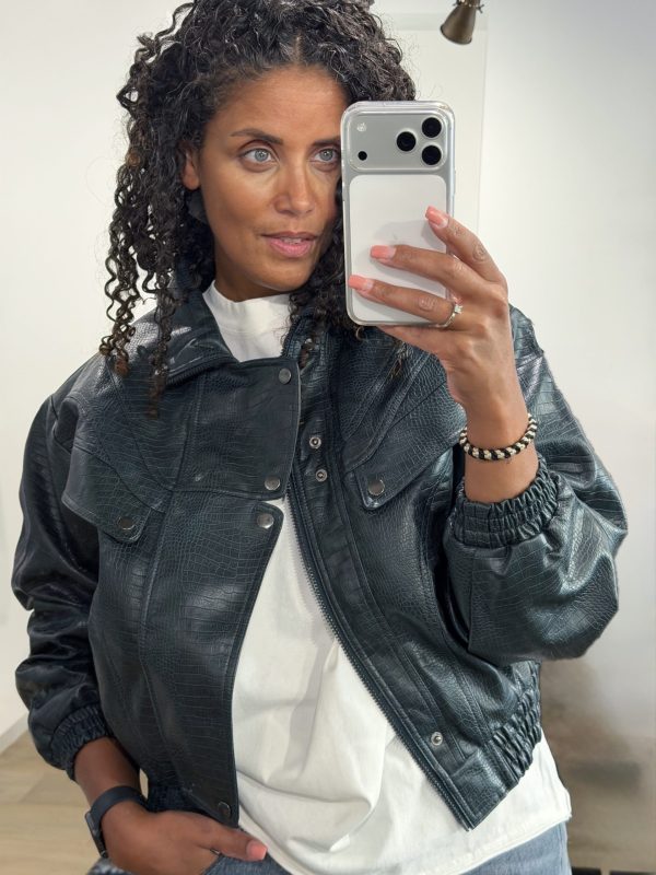 Homage Crocodile Bomber Jacket in Dark Forest Green, oversized donkergroene dames bomber van imitatieleer met croco reliëf en hoge kraag.