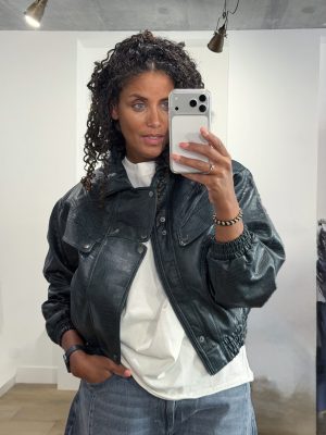 Homage Crocodile Bomber Jacket in Dark Forest Green, oversized donkergroene dames bomber van imitatieleer met croco reliëf en hoge kraag.