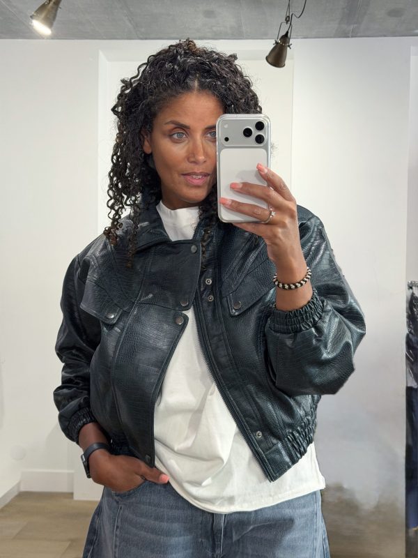 Homage Crocodile Bomber Jacket in Dark Forest Green, oversized donkergroene dames bomber van imitatieleer met croco reliëf en hoge kraag.