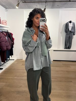 American Vintage Hoxcity damesblouse in grijs-beige ruit, oversized flanellen blouse met lange mouwen, borstzakken en knoopsluiting.