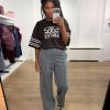 Dante6 Dax Bow Detail Logo Tee in donkerbruin, oversized dames T-shirt met sportieve logodetails en strikdetail op de rug.