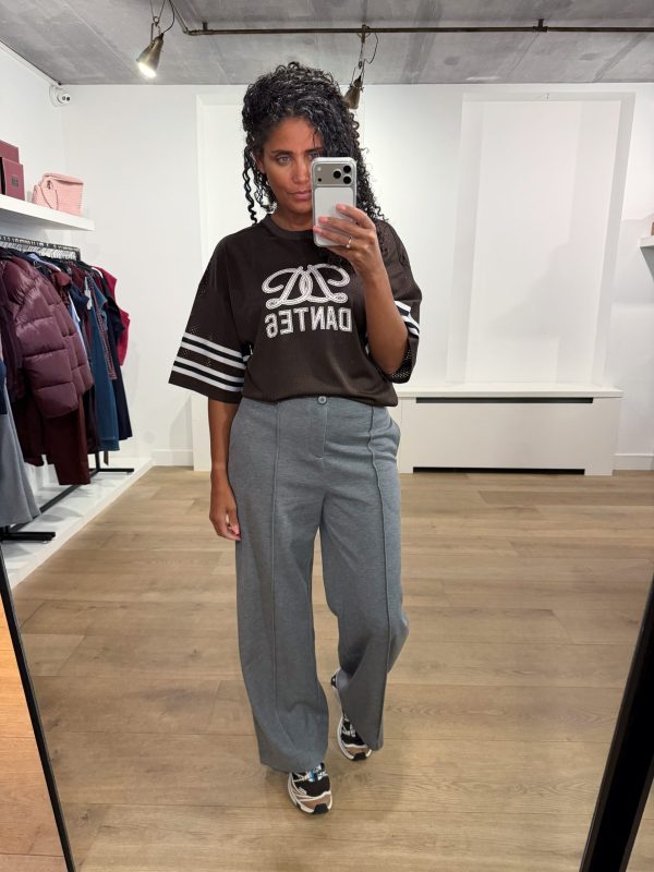 Dante6 Dax Bow Detail Logo Tee in donkerbruin, oversized dames T-shirt met sportieve logodetails en strikdetail op de rug.