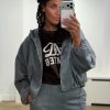 Dante6 Dax Bow Detail Logo Tee in donkerbruin, oversized dames T-shirt met sportieve logodetails en strikdetail op de rug.