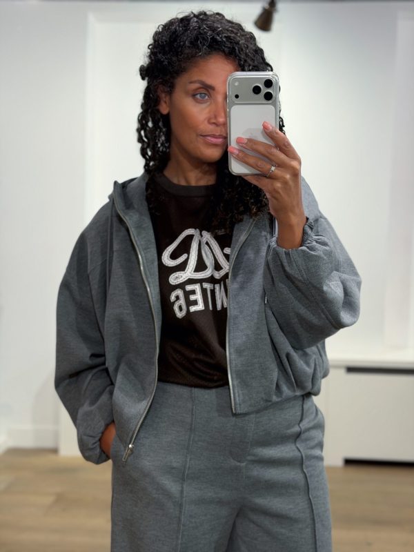Dante6 Dax Bow Detail Logo Tee in donkerbruin, oversized dames T-shirt met sportieve logodetails en strikdetail op de rug.