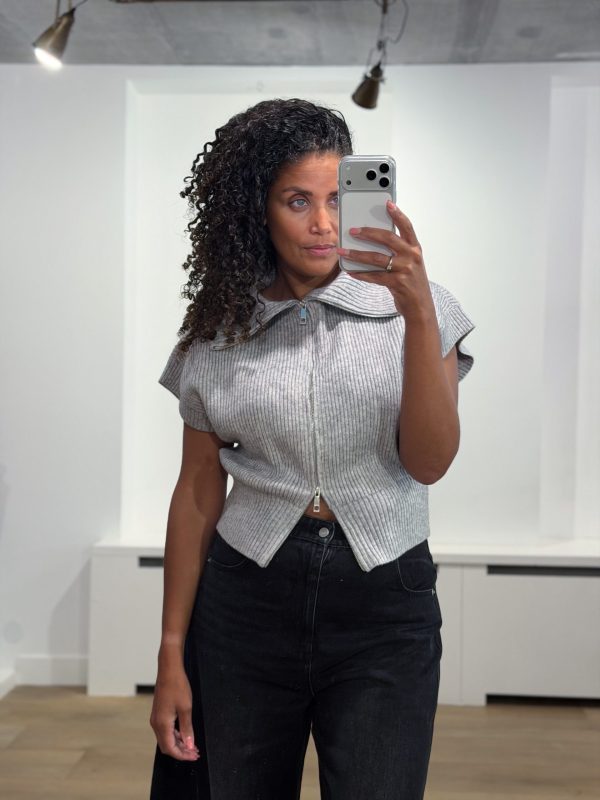 Co’Couture RowCC Zip Knit Vest 500028 in Grey Melange, mouwloos grijs gebreid damesvest met hoge kraag en ritssluiting.