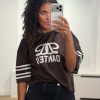 Dante6 Dax Bow Detail Logo Tee in donkerbruin, oversized dames T-shirt met sportieve logodetails en strikdetail op de rug.