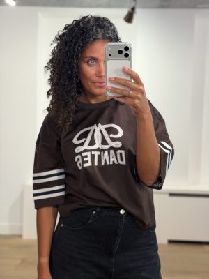 Dante6 Dax Bow Detail Logo Tee in donkerbruin, oversized dames T-shirt met sportieve logodetails en strikdetail op de rug.