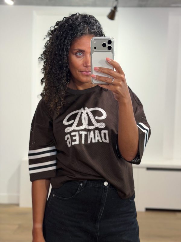 Dante6 Dax Bow Detail Logo Tee in donkerbruin, oversized dames T-shirt met sportieve logodetails en strikdetail op de rug.