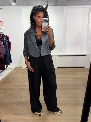 by-bar Jule Herringbone Pants in Black, zwarte high-waist damesbroek met loose fit en subtiele visgraatstructuur.