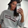 Love Stories Sloane L267312693 in grijs, dames trui met relaxte homewear uitstraling met bordeaux opdruk.