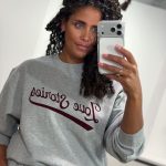 Love Stories Sloane L267312693 in grijs, dames trui met relaxte homewear uitstraling met bordeaux opdruk.