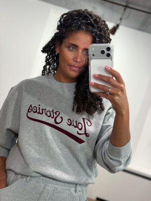 Love Stories Sloane L267312693 in grijs, dames trui met relaxte homewear uitstraling met bordeaux opdruk.