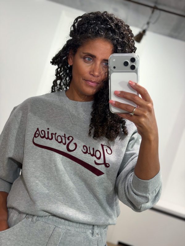 Love Stories Sloane L267312693 in grijs, dames trui met relaxte homewear uitstraling met bordeaux opdruk.