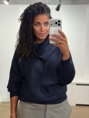 Co’Couture RowCC Rib Zip Roll-Neck Knit 500271-40007 in Navy, donkerblauwe ribgebreide damestrui met hoge ritskraag en relaxed fit.