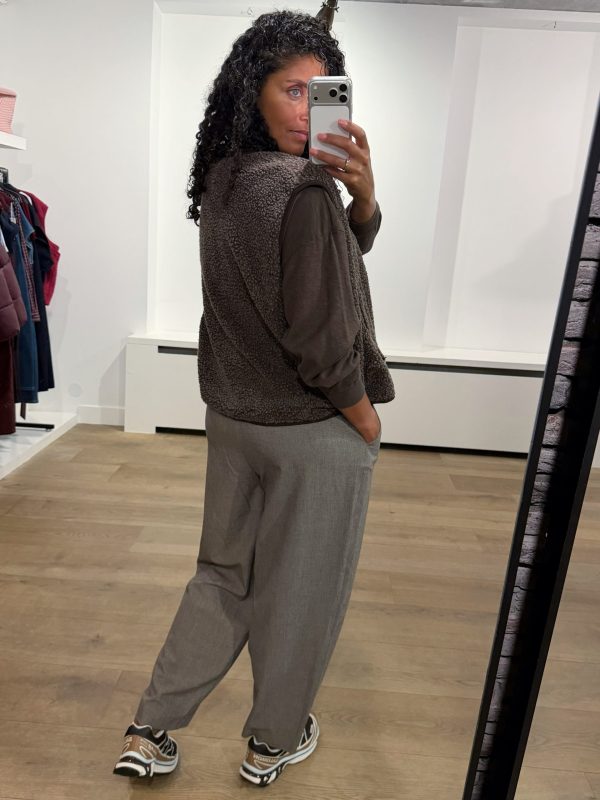 By-Bar-Edda-Pants-Biscuit-Melee-26418030_1706 by-bar Edda Pants 26418030 in Biscuit Melee, damesbroek met moderne barrel fit en beige gemêleerde uitstraling.
