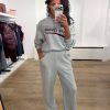 Love Stories Sloane L267312693 in grijs, dames trui met relaxte homewear uitstraling met bordeaux opdruk.