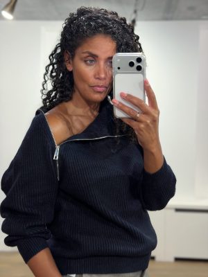 Co’Couture RowCC Rib Zip Roll-Neck Knit 500271-40007 in Navy, donkerblauwe ribgebreide damestrui met hoge ritskraag en relaxed fit.