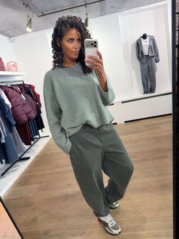 by-bar Davi Pants 26418025 in Olive, groen-grijze katoenen damesbroek met hoge taille en relaxed fit.