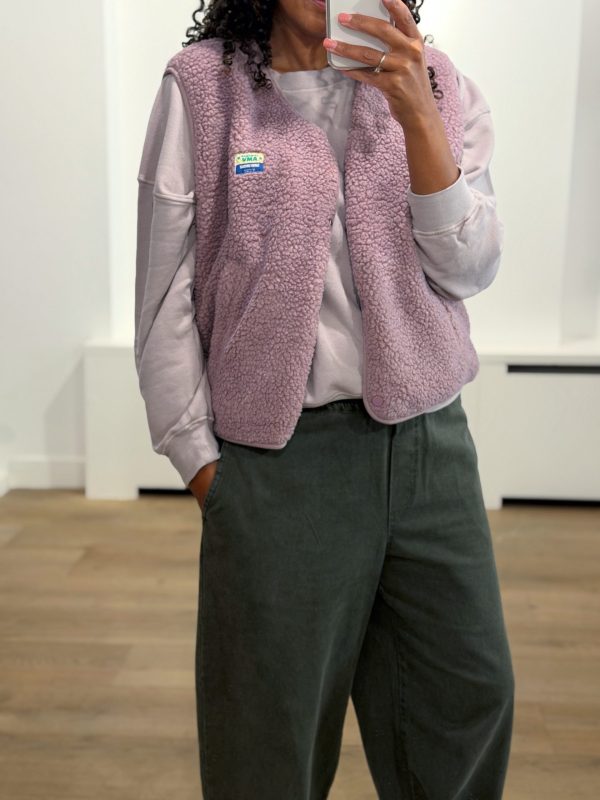 American Vintage Hoktown gilet in Prune Chiné, kort mouwloos teddy dames gilet met fluffy structuur en ruime pasvorm.