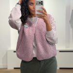 American Vintage Hoktown gilet in Prune Chiné, kort mouwloos teddy dames gilet met fluffy structuur en ruime pasvorm.