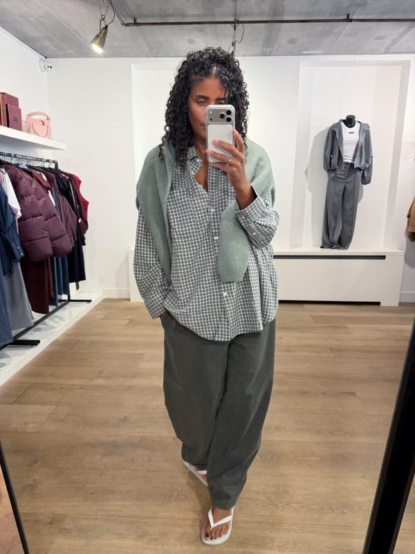 American Vintage Hoxcity damesblouse in grijs-beige ruit, oversized flanellen blouse met lange mouwen, borstzakken en knoopsluiting.