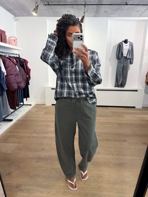 by-bar Davi Pants 26418025 in Olive, groen-grijze katoenen damesbroek met hoge taille en relaxed fit.