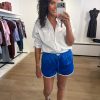 Love Stories Frankie Boxy Shorts in Blue van satijn met mid-waist, elastische taille en relaxte boxy pasvorm.