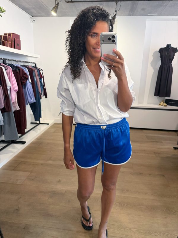 Love Stories Frankie Boxy Shorts in Blue van satijn met mid-waist, elastische taille en relaxte boxy pasvorm.