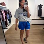 Love Stories Frankie Boxy Shorts in Blue van satijn met mid-waist, elastische taille en relaxte boxy pasvorm.