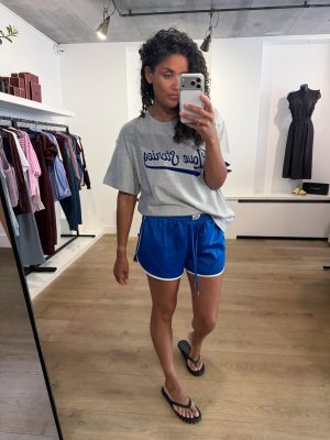 Love Stories Frankie Boxy Shorts in Blue van satijn met mid-waist, elastische taille en relaxte boxy pasvorm.