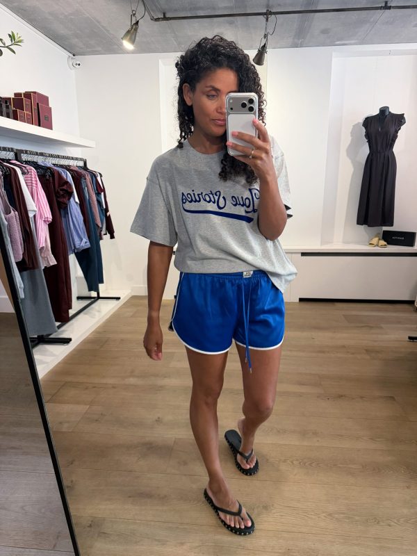 Love Stories Frankie Boxy Shorts in Blue van satijn met mid-waist, elastische taille en relaxte boxy pasvorm.