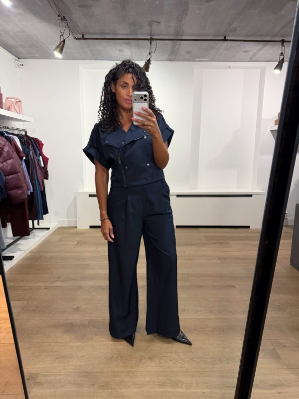 CoCouture-Luna-Pleat-Pants-500391-40007 Co’Couture LunaCC Pleat Pant 500391-40007 in Navy, donkerblauwe high-waist dames pantalon met wijde pijpen en plooidetails.