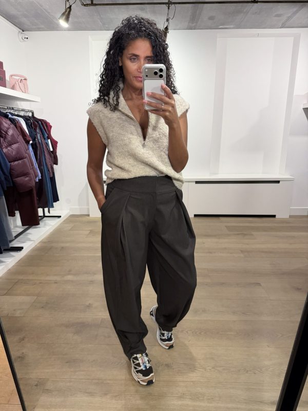 Aímée The Label LoiraW6 Waistcoat, gemêleerd dames gilet met hoge kraag, halve ritssluiting en mouwloos silhouet.