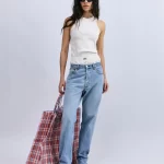 Love Stories Bella Classic Tank Top in White, witte dames tanktop van katoenmix met mouwloos design en comfortabele pasvorm.