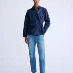 Love Stories Hailey Blouse in Dark Blue, effen donkerblauwe dames blouse met een relaxte en stijlvolle uitstraling.