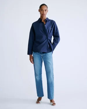 Love Stories Hailey Blouse in Dark Blue, effen donkerblauwe dames blouse met een relaxte en stijlvolle uitstraling.