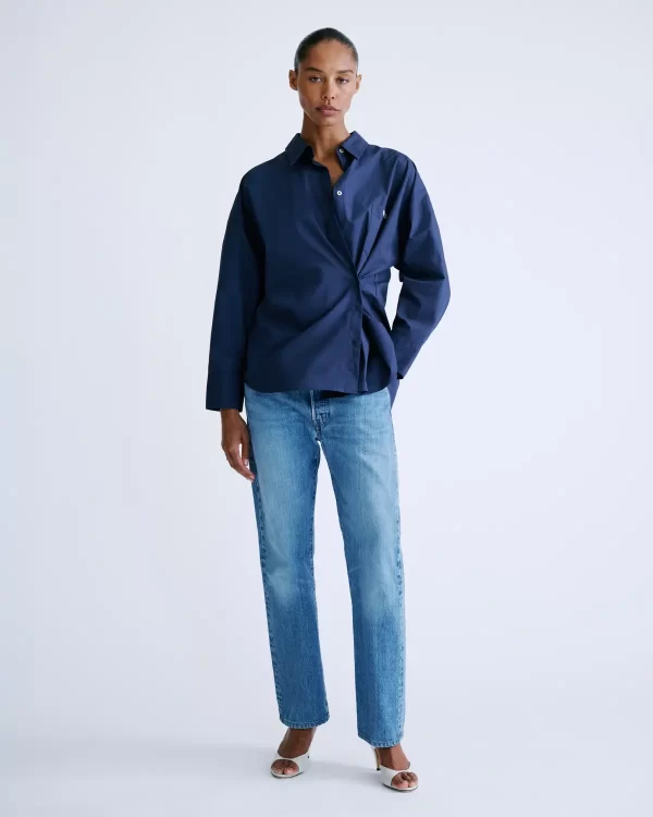 Love Stories Hailey Blouse in Dark Blue, effen donkerblauwe dames blouse met een relaxte en stijlvolle uitstraling.