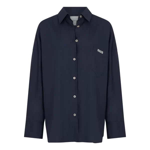 Love Stories Hailey Blouse in Dark Blue, effen donkerblauwe dames blouse met een relaxte en stijlvolle uitstraling.