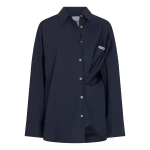 Love Stories Hailey Blouse in Dark Blue, effen donkerblauwe dames blouse met een relaxte en stijlvolle uitstraling.