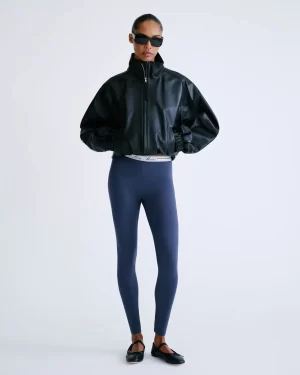 Love Stories John Sporty Leggings met aansluitende pasvorm, elastische taille en stirrup detail onder de voet.